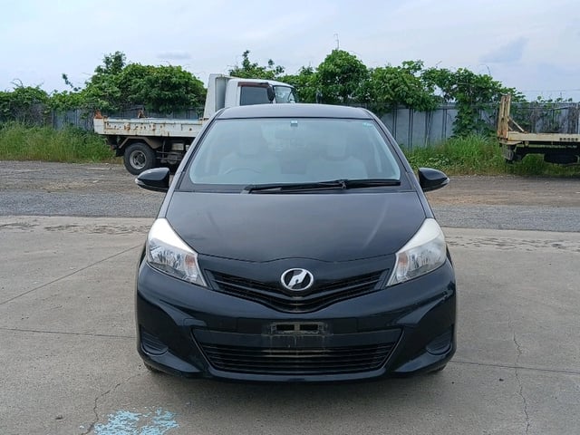 TOYOTA VITZ photo 2