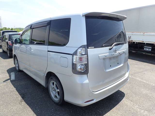 TOYOTA VOXY photo 3
