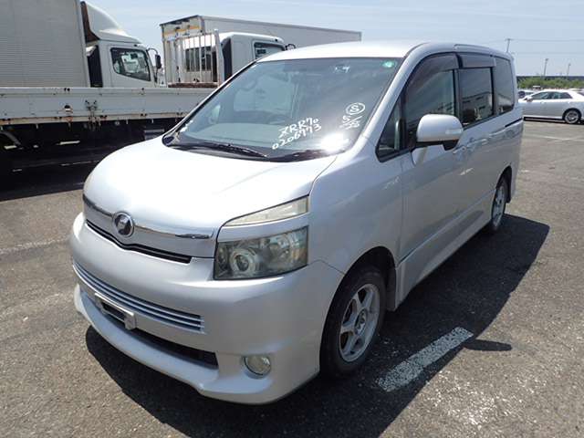 TOYOTA VOXY photo 2