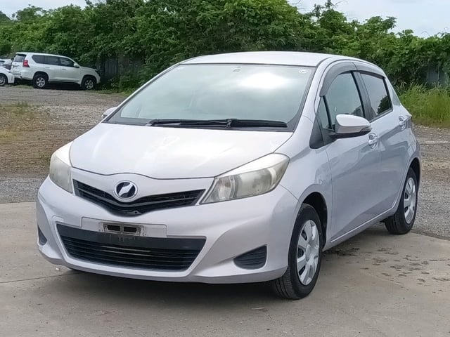 TOYOTA VITZ photo 3