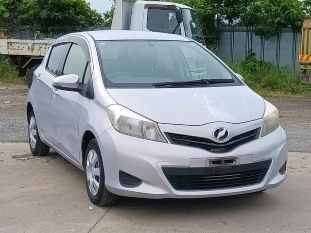 TOYOTA VITZ 2013