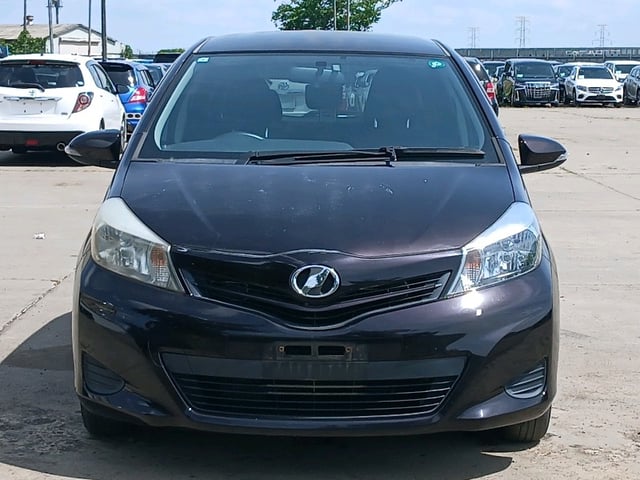 TOYOTA VITZ photo 2