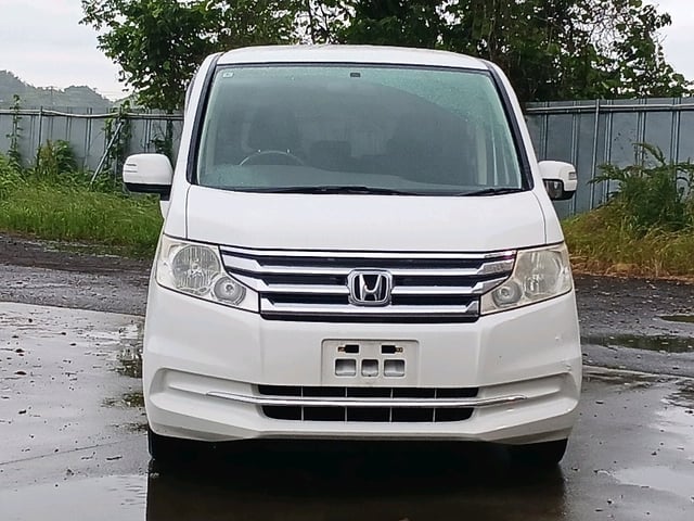 HONDA STEPWAGON photo 2
