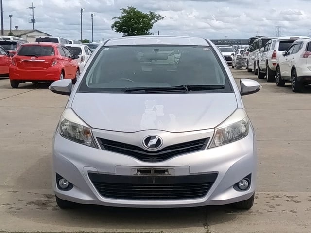 TOYOTA VITZ photo 2