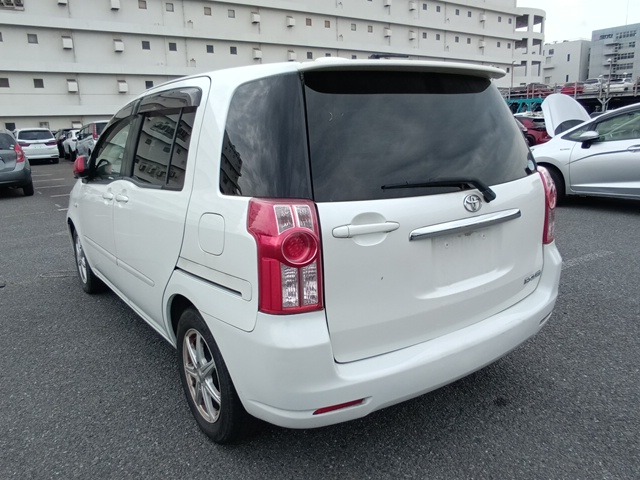 TOYOTA RAUM photo 3