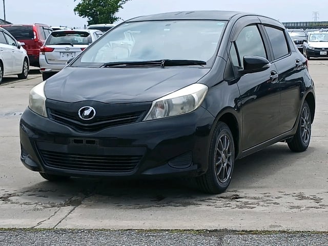 TOYOTA VITZ photo 3