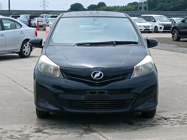 TOYOTA VITZ photo 2