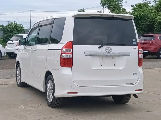 TOYOTA NOAH 2011