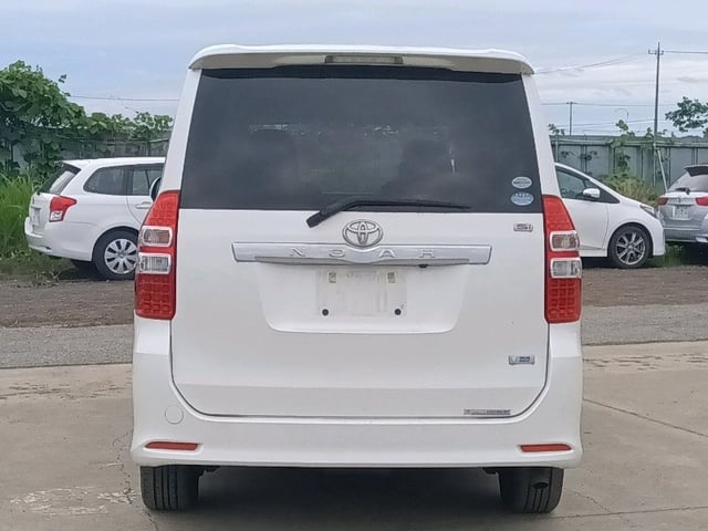 TOYOTA NOAH photo 2