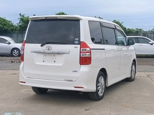 TOYOTA NOAH photo 3
