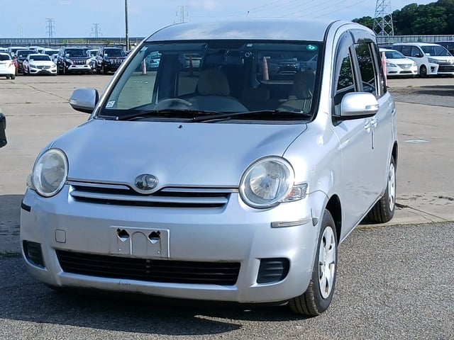 TOYOTA SIENTA photo 3