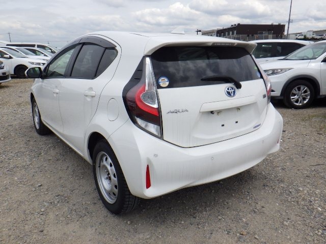 TOYOTA AQUA photo 3
