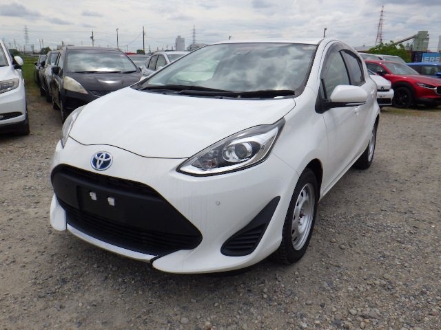 TOYOTA AQUA photo 2