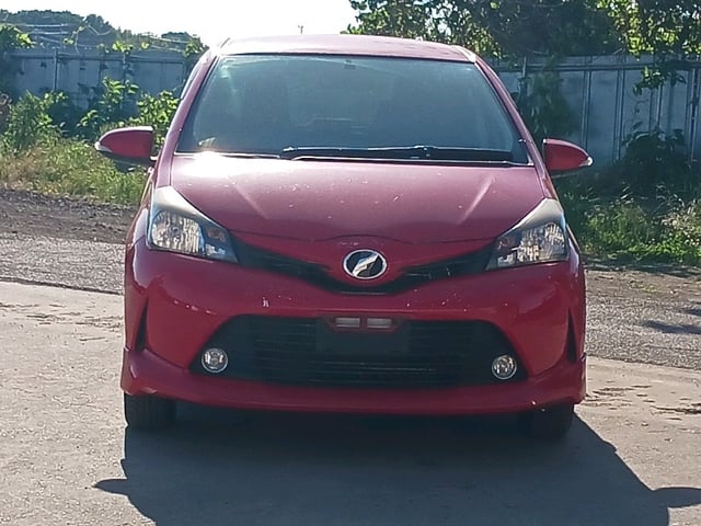 TOYOTA VITZ photo 2
