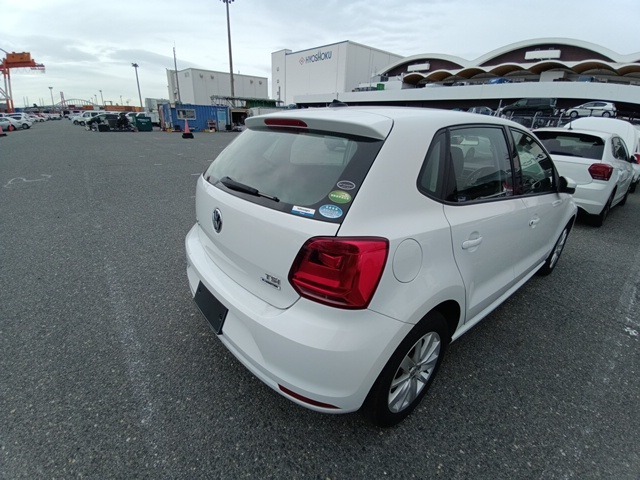 VOLKSWAGEN POLO photo 3