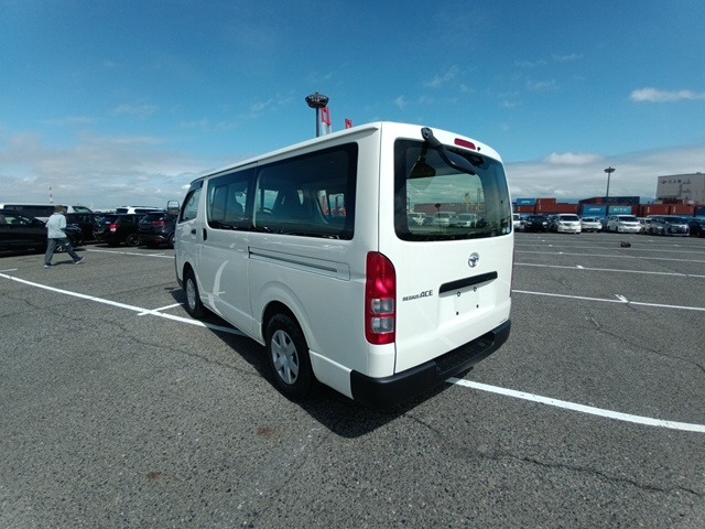 TOYOTA REGIUSACE VAN photo 3