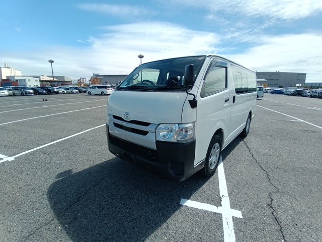 TOYOTA REGIUSACE VAN photo 2