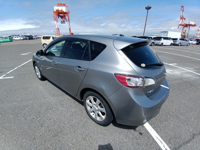 MAZDA AXELA SPORT photo 3
