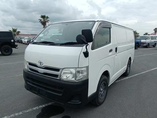 TOYOTA HIACE VAN photo 2