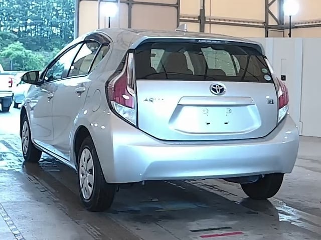 TOYOTA AQUA photo 3