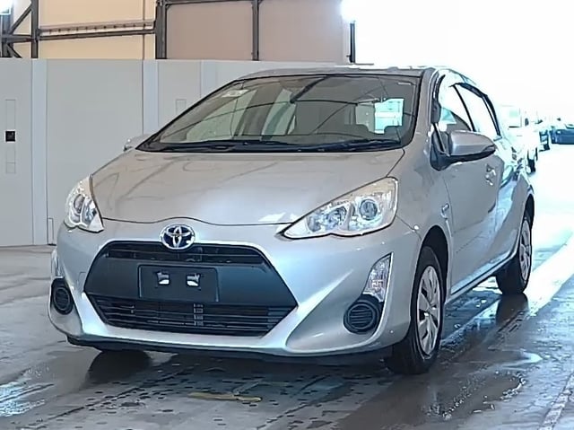 TOYOTA AQUA photo 2