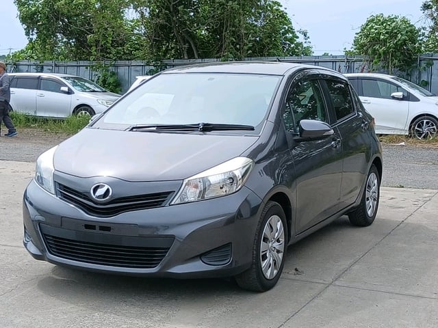 TOYOTA VITZ photo 3