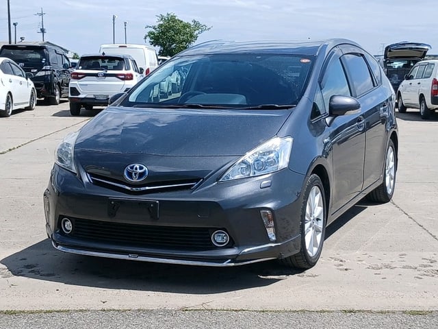 TOYOTA PRIUS ALPHA photo 3