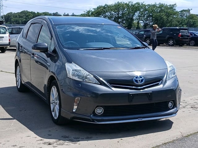 TOYOTA PRIUS ALPHA 2012