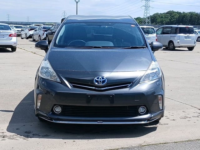 TOYOTA PRIUS ALPHA photo 2