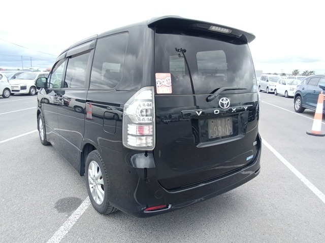 TOYOTA VOXY photo 3