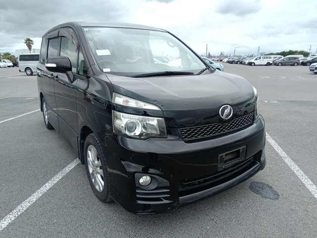 TOYOTA VOXY 2011