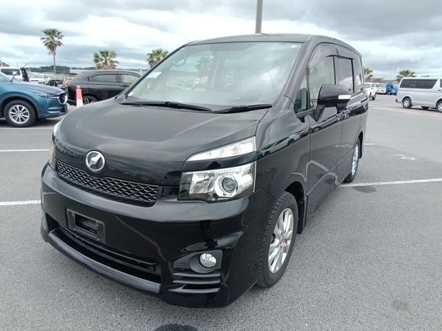 TOYOTA VOXY photo 2