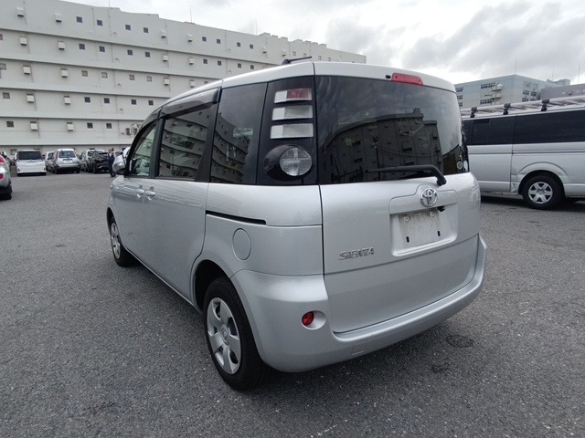 TOYOTA SIENTA photo 3