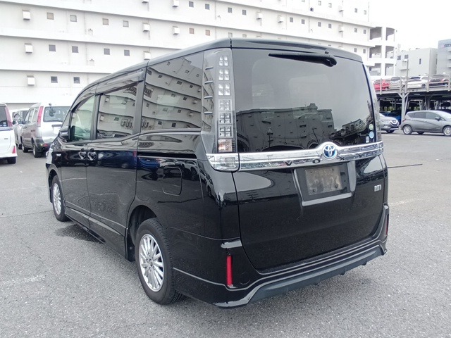 TOYOTA VOXY photo 3
