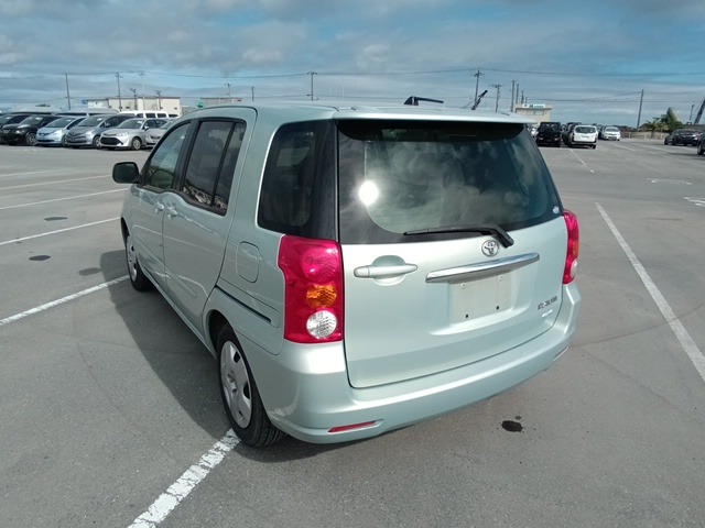 TOYOTA RAUM photo 3
