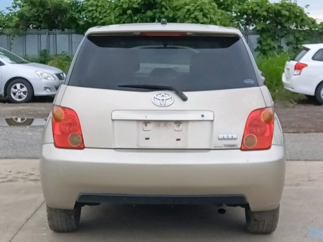 TOYOTA IST photo 2
