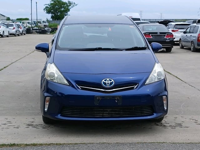 TOYOTA PRIUS ALPHA photo 2