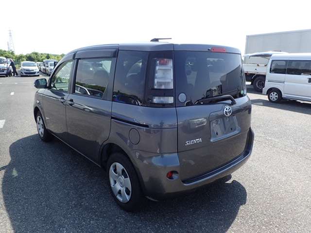 TOYOTA SIENTA photo 3