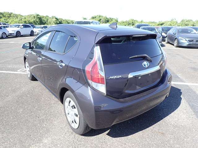 TOYOTA AQUA photo 3