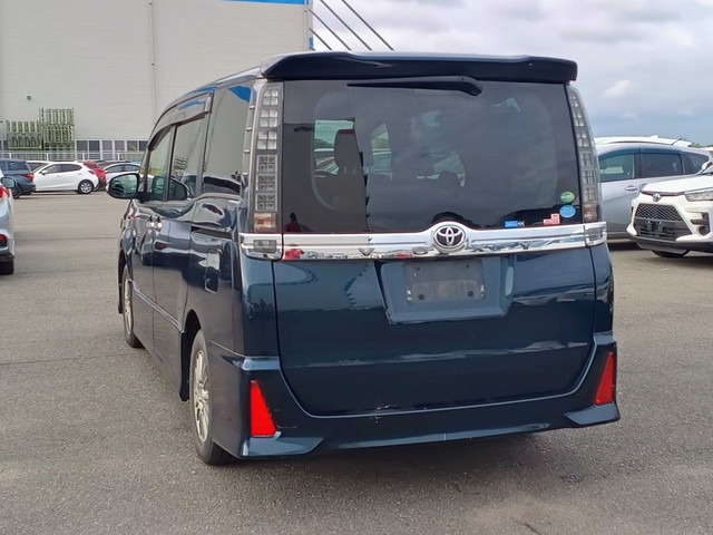 TOYOTA VOXY photo 3