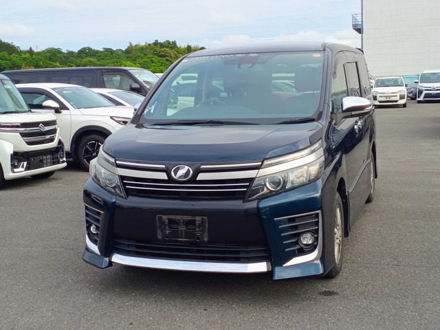 TOYOTA VOXY photo 2