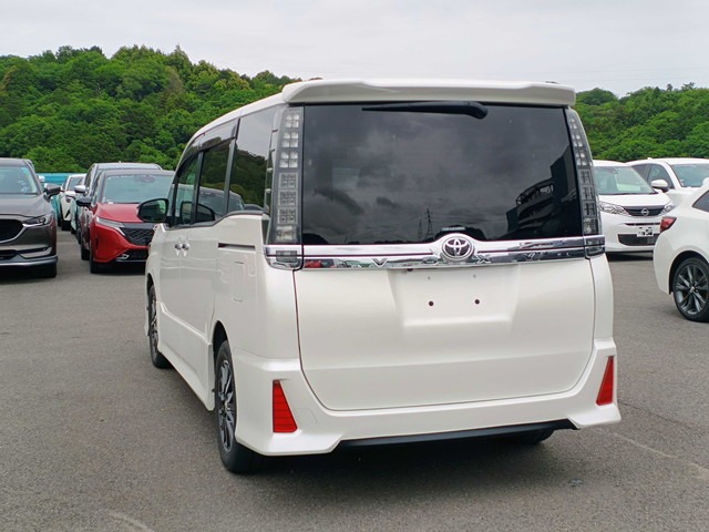 TOYOTA VOXY photo 3