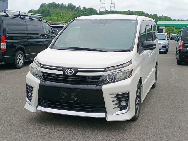 TOYOTA VOXY photo 2