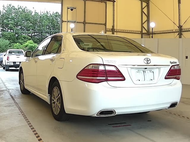 TOYOTA CROWN photo 3
