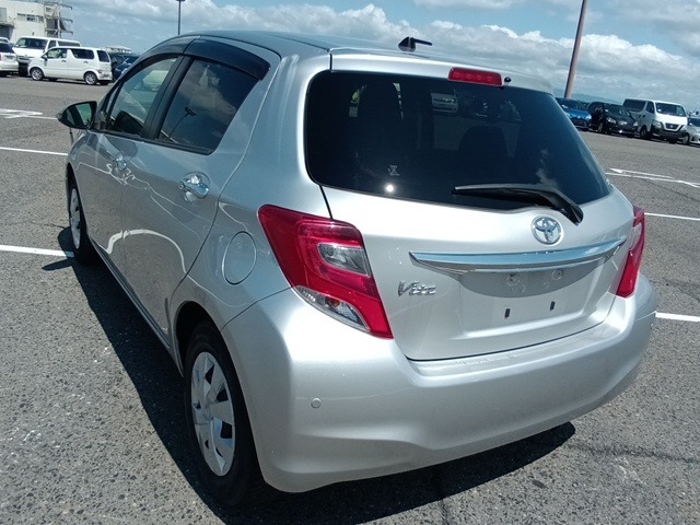 TOYOTA VITZ photo 3