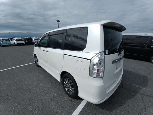 TOYOTA VOXY photo 3