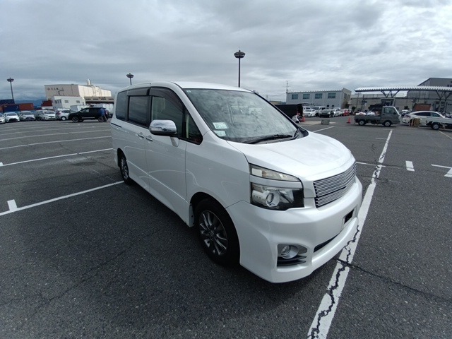 TOYOTA VOXY 2011