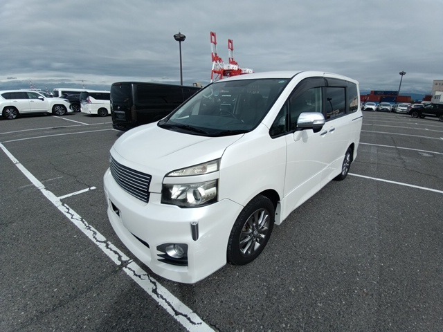 TOYOTA VOXY photo 2