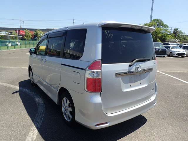 TOYOTA NOAH photo 3