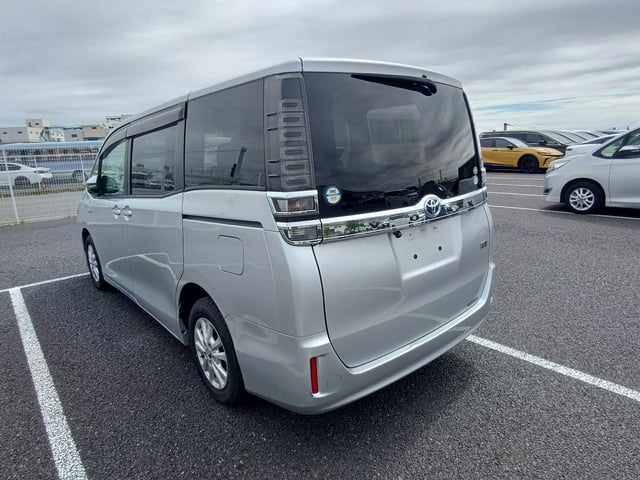 TOYOTA VOXY photo 3